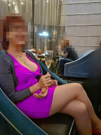 champers in the hotel lounge.png