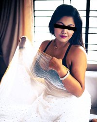 Hotwife Annie in Saree 2.jpg