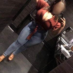 thick slut wants to try black